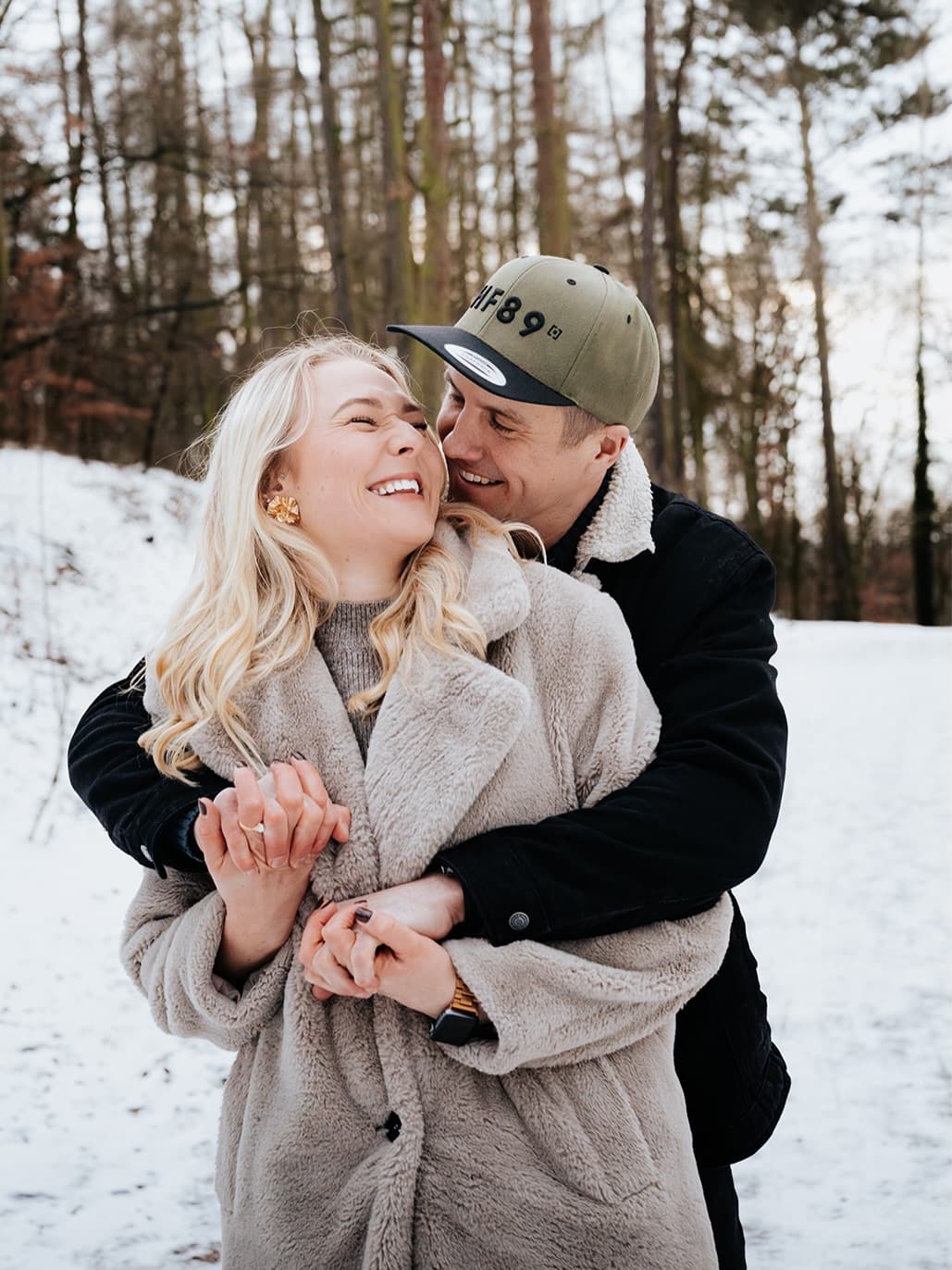 Napadl sníh, tak jsme nečekali. ❄️

Rychlá domluva a vzniklo tohle zimní párové focení.
Přirozenost, pohoda – žádný strojený pózy.

Zima umí být sakra fotogenická. 🤍

Chceš taky takový pohodový focení? Napiš 😎