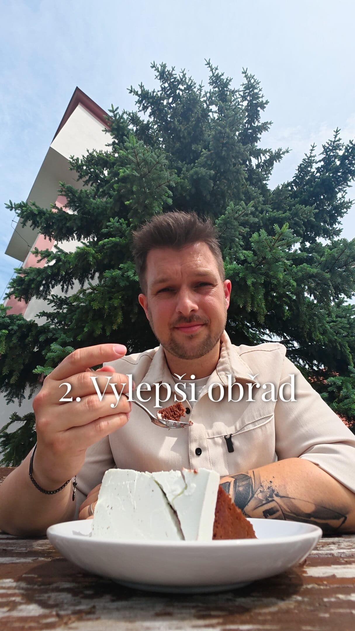 Další díl ze série Kousek dortu, kousek rady! 🍰

Tentokrát o svatebním obřadu, který je v Čechách podle mě pouze jakousi formalitou před párty. Pojďme společně z obřadu udělat ten hlavní bod vašeho dne! 🔥

#svatba #svatebnitipy #svatebnikameraman #svatebnifotograf #svatebniinspirace