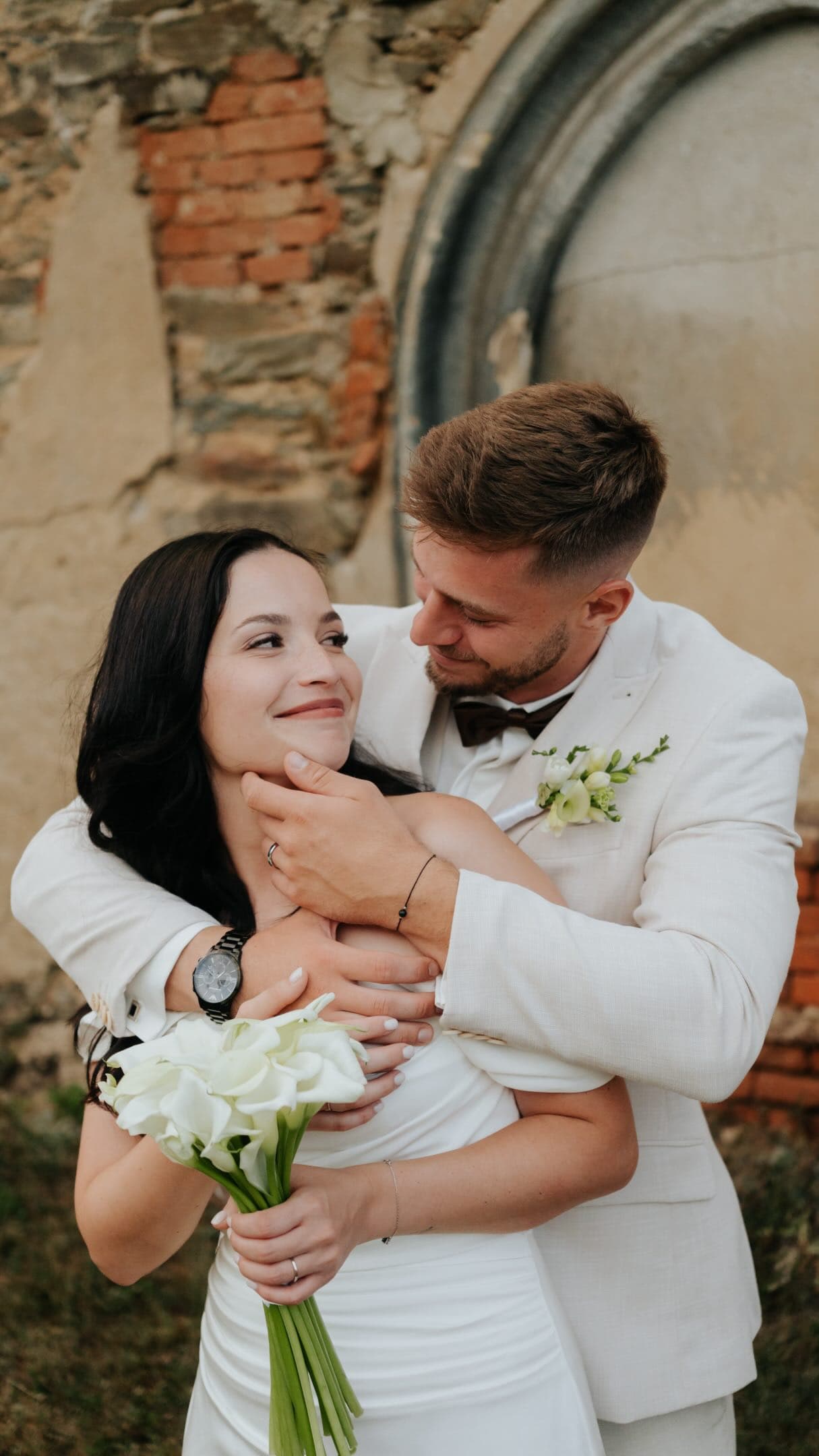 Barbora a Michael ❤️ Déšť, smích, tanec a jedna nezapomenutelná svatba! 🔥

A taky den, kdy se na jedné svatbě sešly hned TŘI “moje” svatební páry! 🥹❤️ To byl úžasný pocit!

Bára s Míšou kolem sebe mají naprosto skvělý lidi a na atmosféře to bylo sakra znát! 🥂

8 minut plných emocí, lásky a pořádný svatební párty! 🎬

Místo: @farabrixi 
Fotograf: @svatbymymaocima 
Kamera a střih: @zdenekmihulka 
Šaty: @netabridal 
Make-up: nevěsta @barbora.smidlova 
Vlasy: @adelpolatu 
Oblek: @svatebnisalonblovice 
Květiny: @katkakytky 
Prstýnky: @brilas.cz 

#svatebnivideo #svatebnikameraman #svatba2026 #weddingfilm #svatebniinspirace