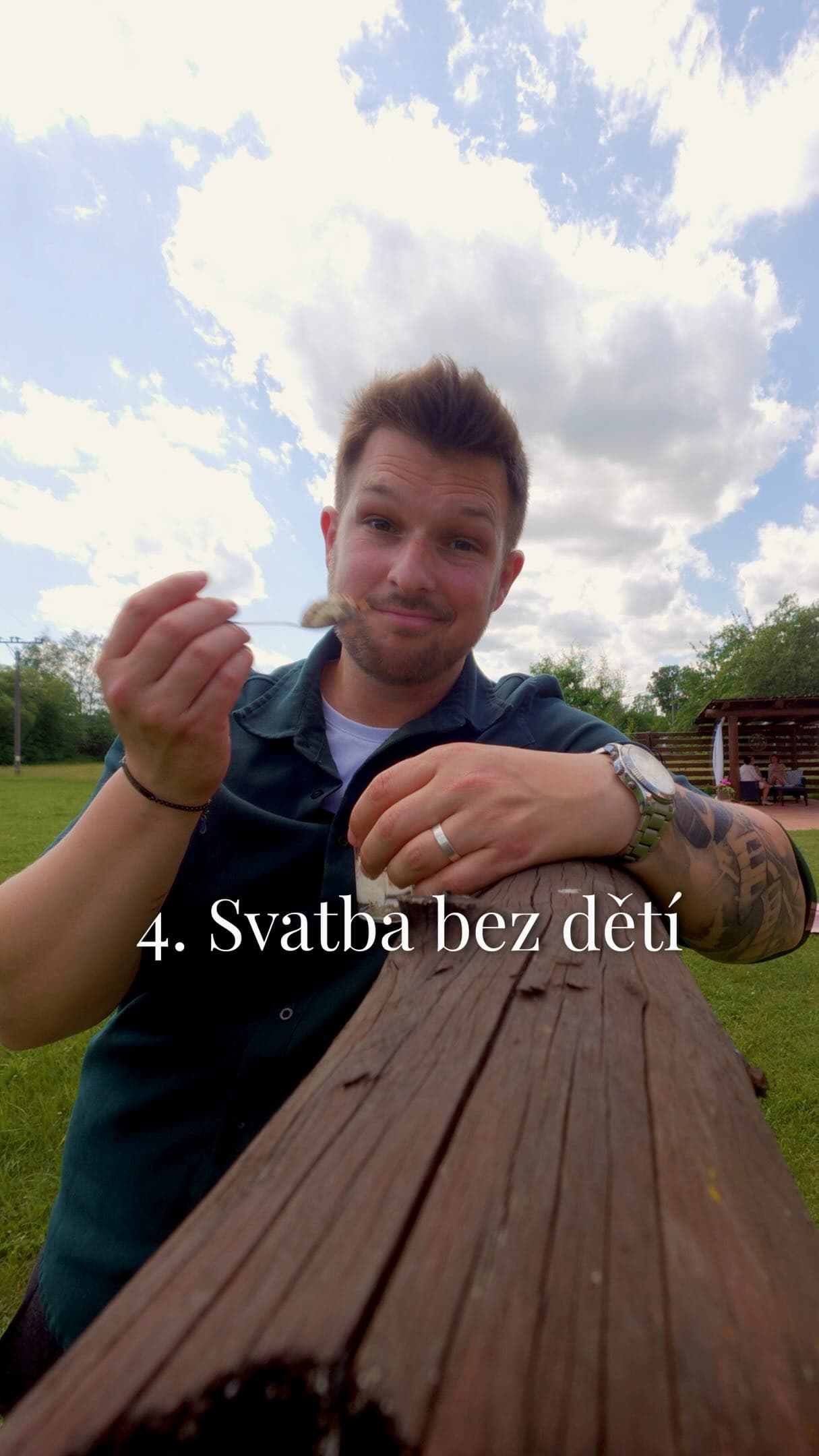Děti na svatbu nepatří.
Nebo jo? 👀

Za mě většinou spíš ne — a ve videu vysvětluju proč. Jasně, jsou situace, kdy to dává smysl, ale obecně si myslím, že svatební den bývá bez dětí klidnější, soustředěnější a příjemnější i pro samotné hosty.

Jak to máte vy?
Děti na svatbu ano, nebo ne? A kde je podle vás ta hranice?

Pojďme to probrat v komentářích. 👇

#svatba #svatebnikameraman #svatebnivideo #svatebnitipy #svatebniinspirace