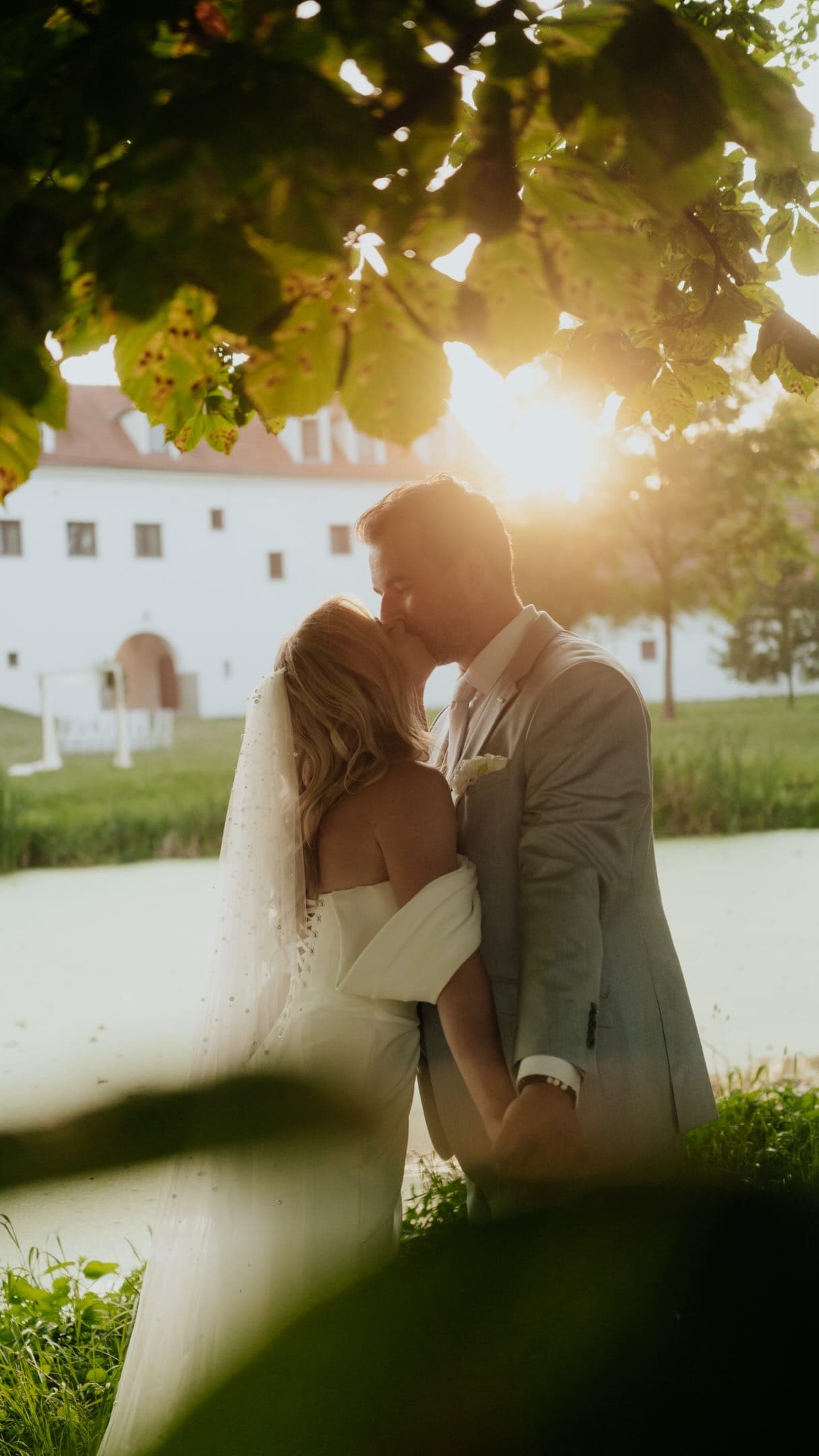 🍋 La dolce vita po česku. 🇮🇹

Krásný místo, italskej vibe, citrony všude kolem… a Kačka s Fílou. 🤍
A jak zaznělo v proslovu, Kačka Fílu okouzlila hned na první dobrou — i když svetr, který měla tehdy na sobě, prý úplně TOP nebyl. 😁

Přesně tyhle malé příběhy a hlášky dělají každé svatební video osobní a jedinečný! 🎥

Místo: @tvrzskocice 
Design a koordinace: @svatbyodluc 
Foto: @foto_janluxik 
Kamera a střih: @zdenekmihulka 
Květiny: @proseko_e_fiori 
Šaty: @svatebnisalonmaya 
Dort a cupcaky: @sladme_se 
Prosecco-van: @frizzcoffeevanjiznicechy 
Saxofonista: @saxokid_official 

#svatebnivideo #svatebnikameraman #svatba2026 #weddingfilm #svatebniinspirace